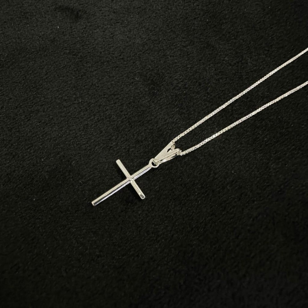 Colar Veneziana com Pingente Cruz Palito | Banho de Prata 925 – Design Exclusivo e Brilho de Impacto